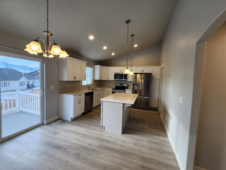 Building Photo - 439 N Hl Vw Dr