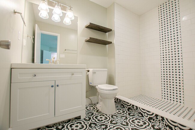 Building Photo - Updated Three Bedroom!