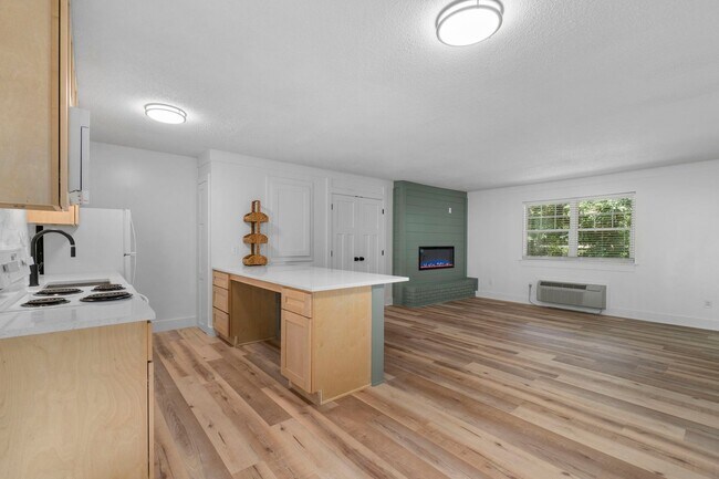 Building Photo - Special Offer: $500 Off First Full Month's Rent! 1 Bed, 1 Bath Apartment – Great Location & Ameni...