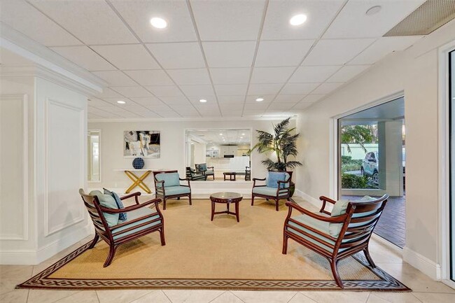 Building Photo - 3200 Port Royale Dr N