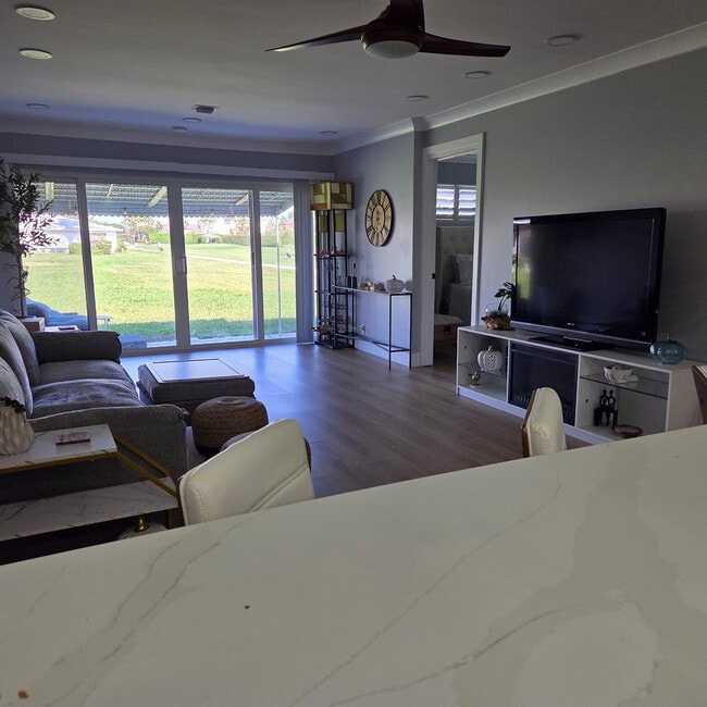 Building Photo - 300 SW Golfview Terrace