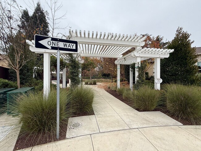 Building Photo - 2021 built two story in Oakdale!