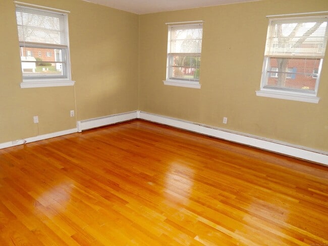 Building Photo - 14 Colonial Dr