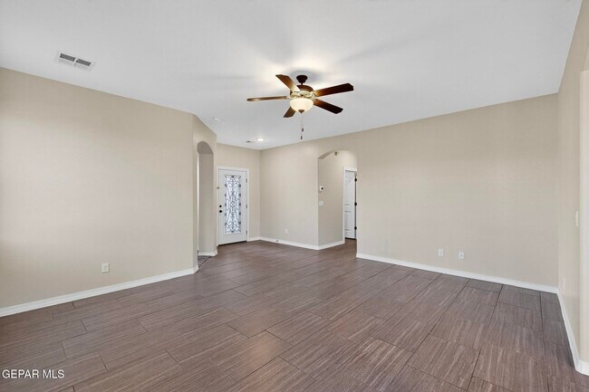 Building Photo - 220 S Manzanita Dr