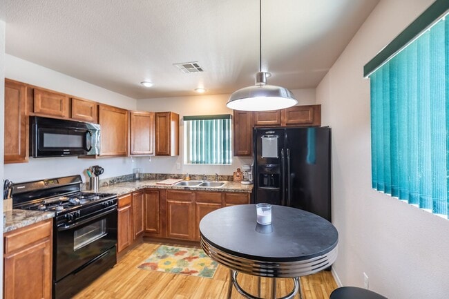 Building Photo - 800 Sherwood Dr