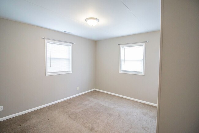 Building Photo - CENTRALLY LOCATED 2 BEDROOM HOME