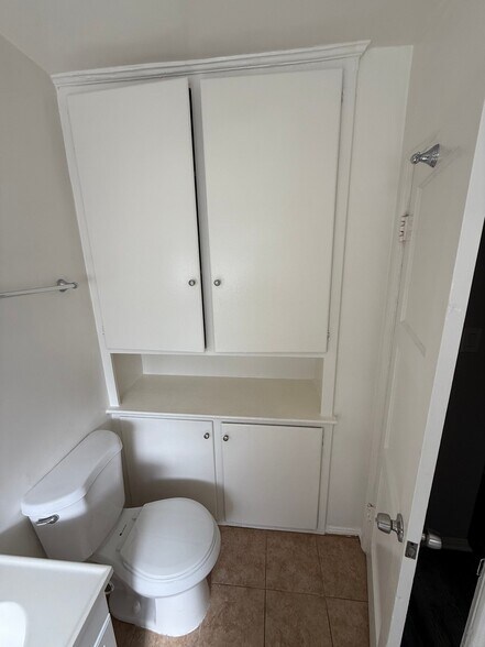 Building Photo - 1009 E Garfield Ave