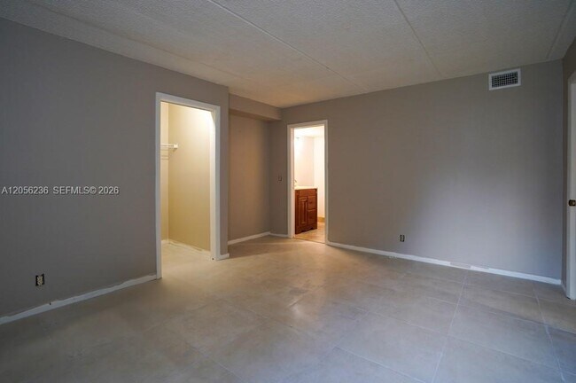 Building Photo - 1815 Fairview Villas Dr