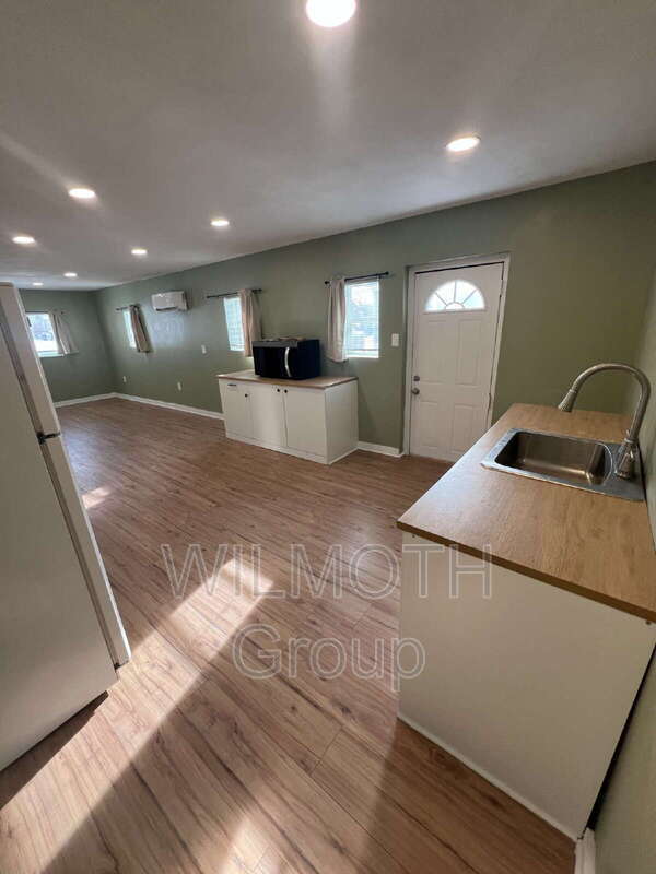 Building Photo - 2530 N Temple Ave