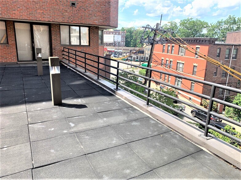 Building Photo - 147 Kelton St