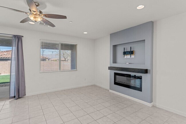 Building Photo - 4 Bedroom 2.5 Bathroom
