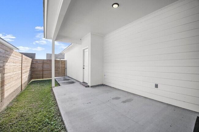 Building Photo - 4 bedroom, 2 bath home in the heart of Cen...