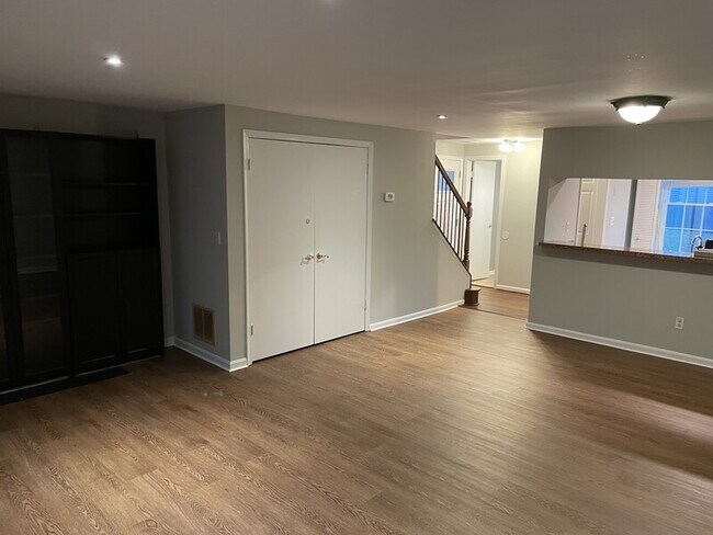 Building Photo - 1331 Stockett Square