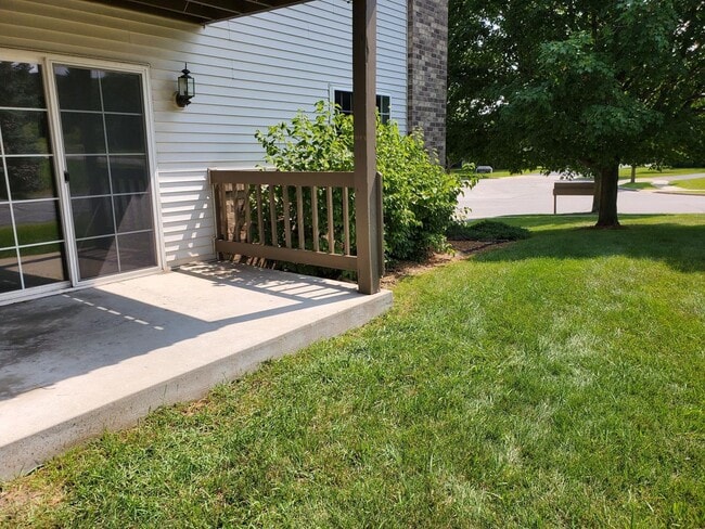 Building Photo - Pewaukee - Charming 2 Bedroom 2 Bath Apart...