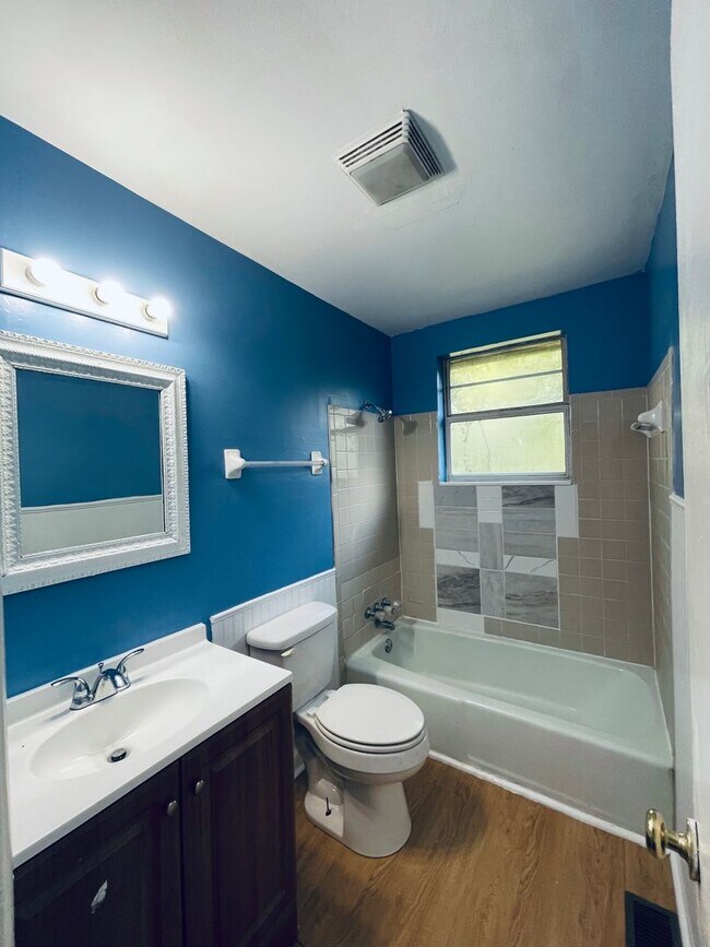 Building Photo - 3 Bedroom, 1 Bath House East Nashville!