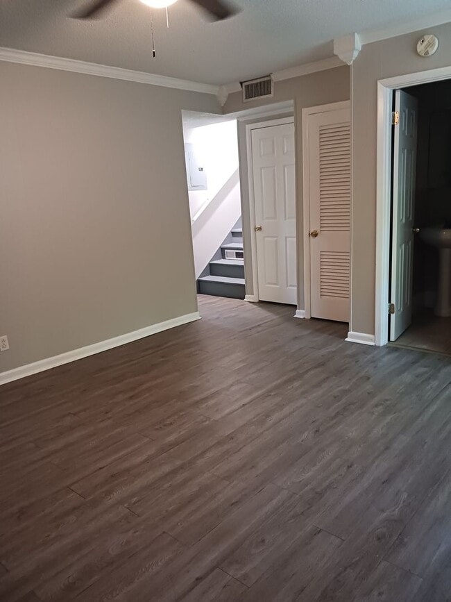Building Photo - 4 Bedroom Home Available Now!