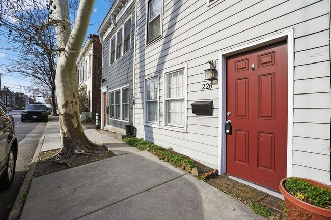 Building Photo - Spacious 1Bd/1Bth condo nestled in the heart of Old Town Alexandria! Pets Welcome!