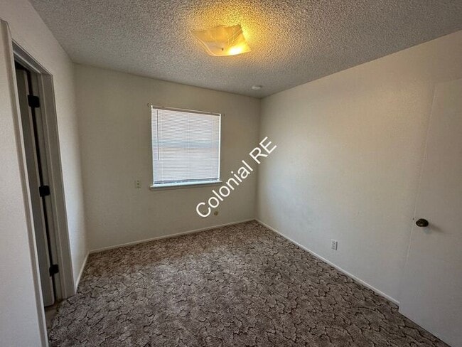 Building Photo - Spacious 3 bedroom 2 bathroom townhouse for rent. Fireplace in living area, washer/dryer hookups,...