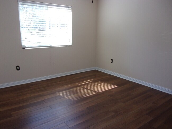 Building Photo - 2 Bedroom 1 Bath Ground Floor Condo in Hunters Trail