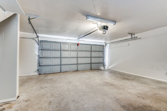 Building Photo - Charming 2-Bedroom Townhome in North Irving with Spacious 2-Car Garage