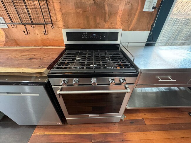 Building Photo - Remodeled 3BR/2BA Oasis with Hot Tub, Saun...