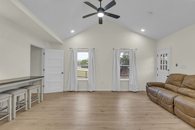 Primary Photo - 332 Thomas Rd