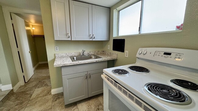 Building Photo - Renovated 1-bedroom attached studio with private entrace, ready for immedate move-in.