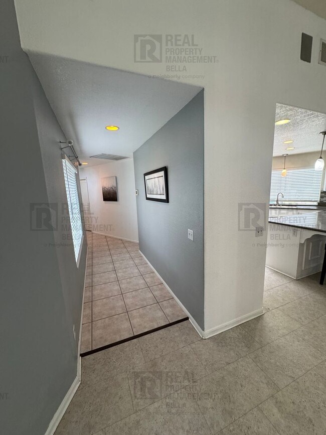 Building Photo - $750 MOVE-IN SPECIAL DISCOUNT AVAILABLE! Luxury Living Awaits: Stunning 4-Bedroom Cul-de-Sac Retr...
