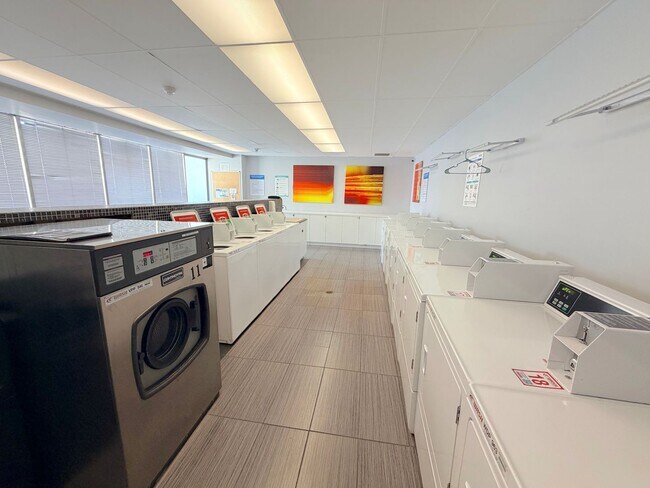 Building Photo - Reno Highrise Condo - Mountain & City Views