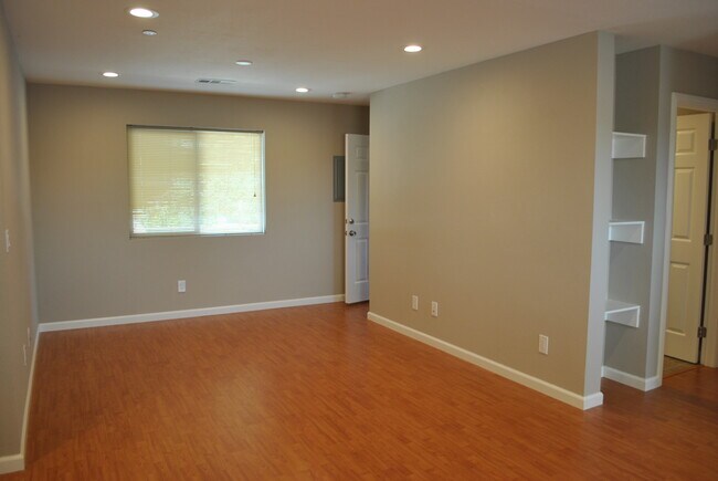 Living room - 21385 Locust St