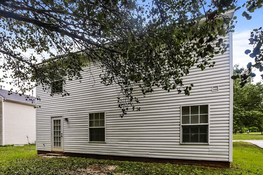 Building Photo - 6207 Day Lilly Ln