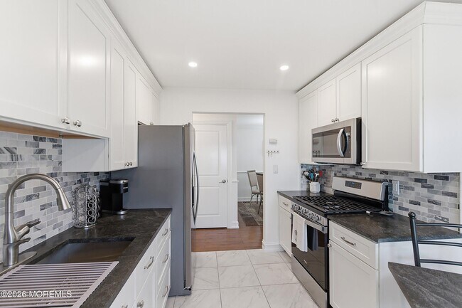 Building Photo - 327 Sequoia Ct