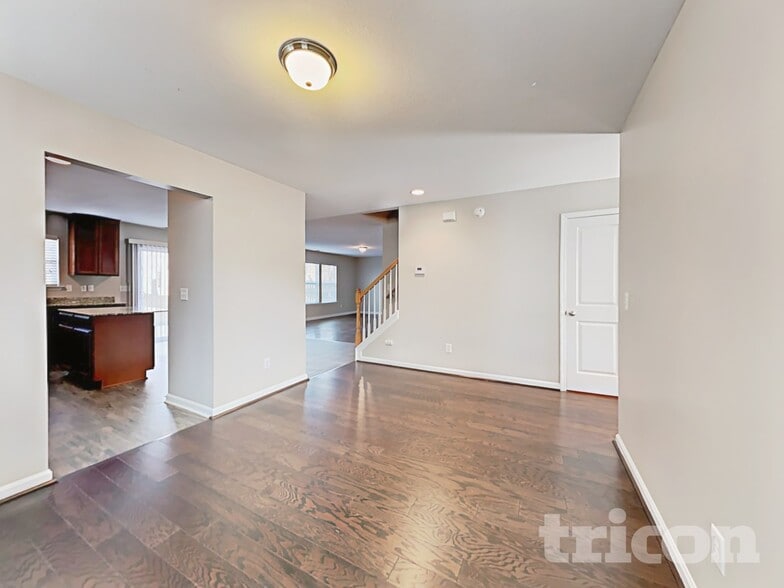 Building Photo - 461 Denman Loop