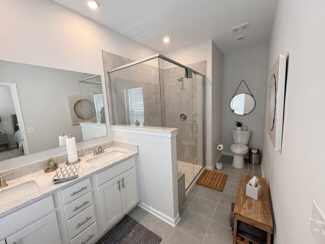 Building Photo - Fully Furnished Water front Community