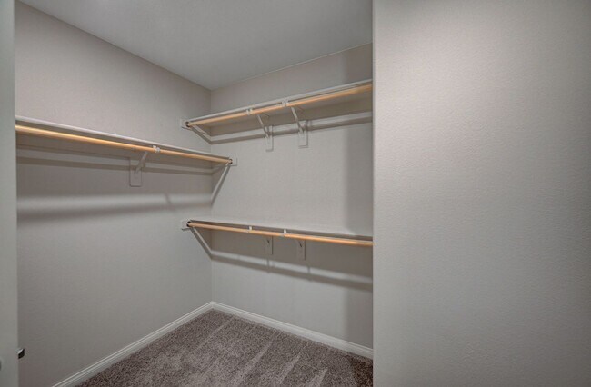 Building Photo - Spacious 4 Bedroom Home!