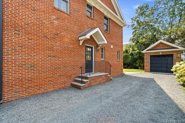 Building Photo - 198 Kensington Rd