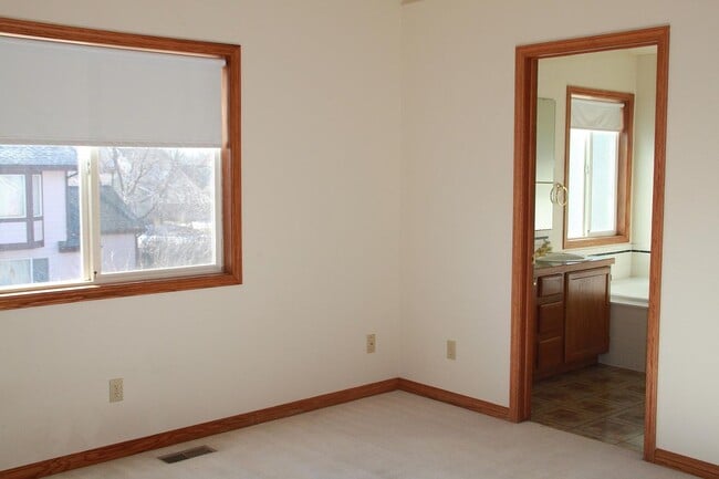 Building Photo - 2936 Indigo Cir N