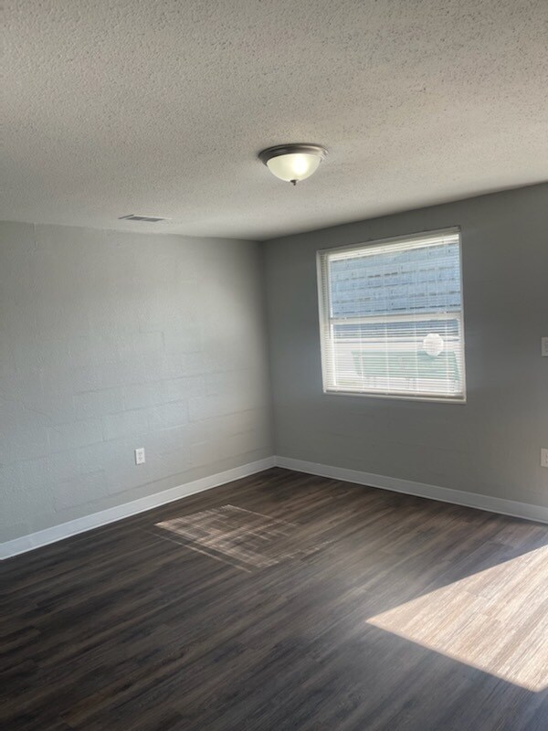 Building Photo - 415 12th St W