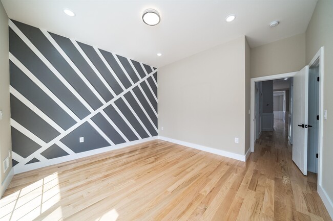 Building Photo - 159 Hopkins Ave