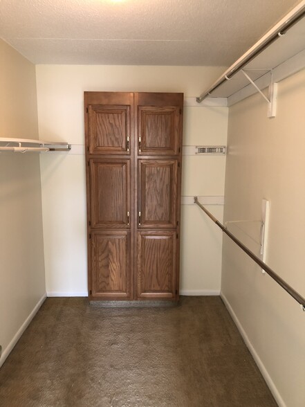 Walk-in Closet - 2160 Greentree Rd