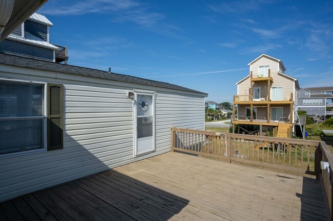 Building Photo - Ocean View 2BR/2BA Home – Updated Bath, St...