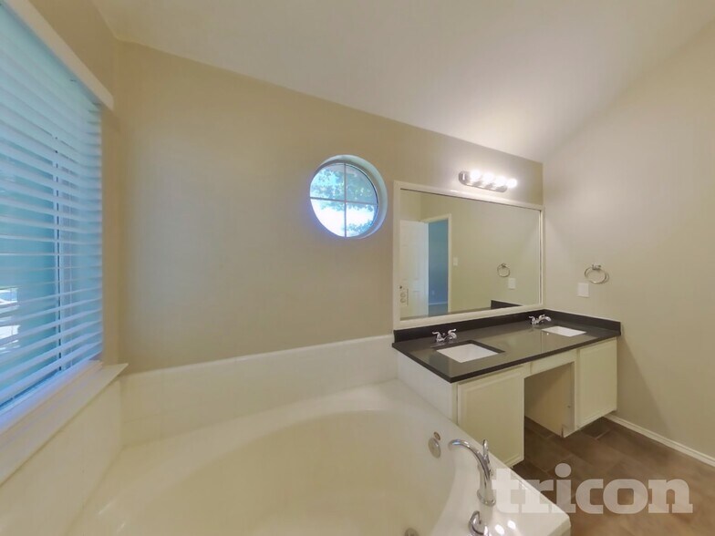 Building Photo - 834 San Jacinto Dr