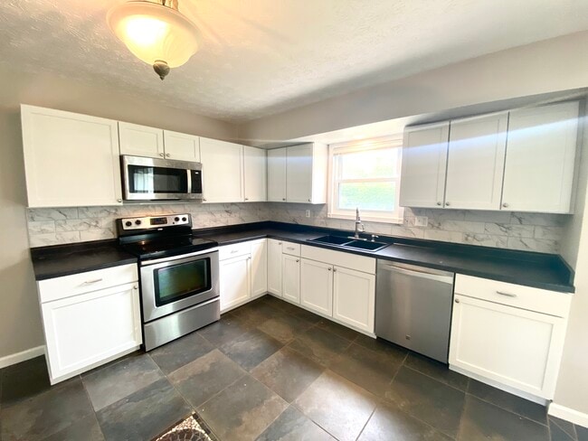 Building Photo - 2047 Zircon St NE