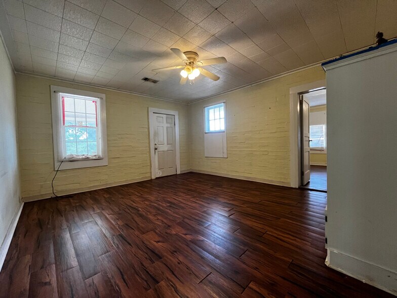 Building Photo - 305 Lawrence St