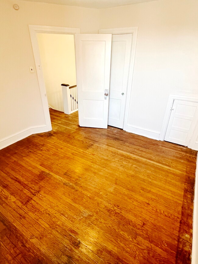 Middle Bed 2 - 2636 S 65th St