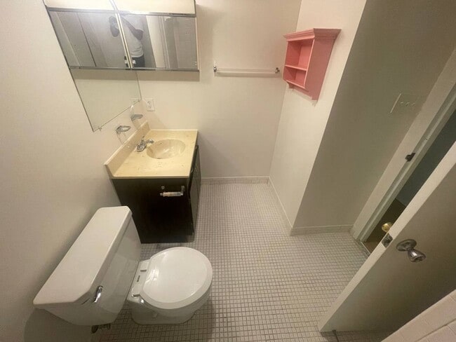 Building Photo - Conveniently Located Gaithersburg 3 Bed/2 Bath Condo, Just Minutes away from I-270 and Shopping!