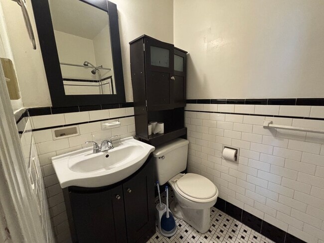Building Photo - Gorgeous 1 Bedroom 1 Bathroom Condo locate...