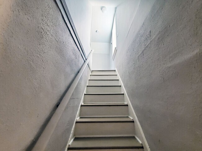 Building Photo - 3 Bed - 2 Full Bath Cape Cod for Rent