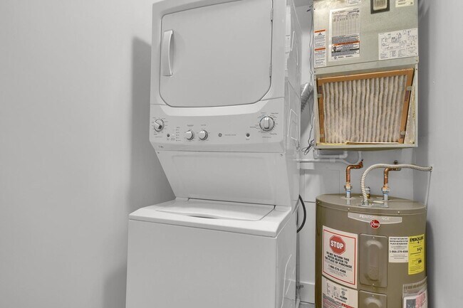 Building Photo - FUNky Building on Kingshwy