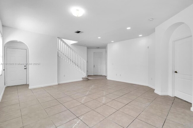 Building Photo - 1095 NE 39th Ave